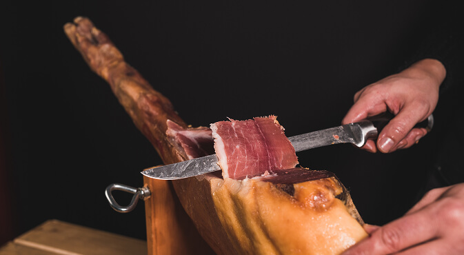 Jamón ibérico de Extremadura con corte tradicional a cuchillo