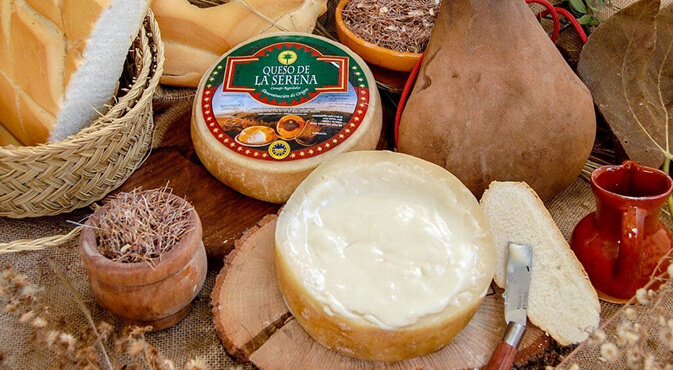 Quesos extremeños artesanos como la Torta del Casar y el Queso de la Serena